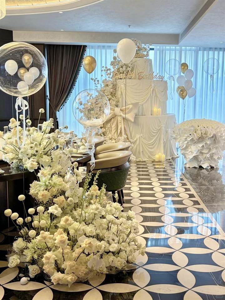 白金色生日布置｜酒店宴会厅轻奢花艺场景场景参考图片