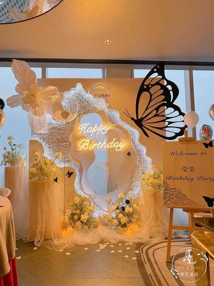 蝴蝶主题生日布置｜暖黄色灯光拍照区场景参考图片