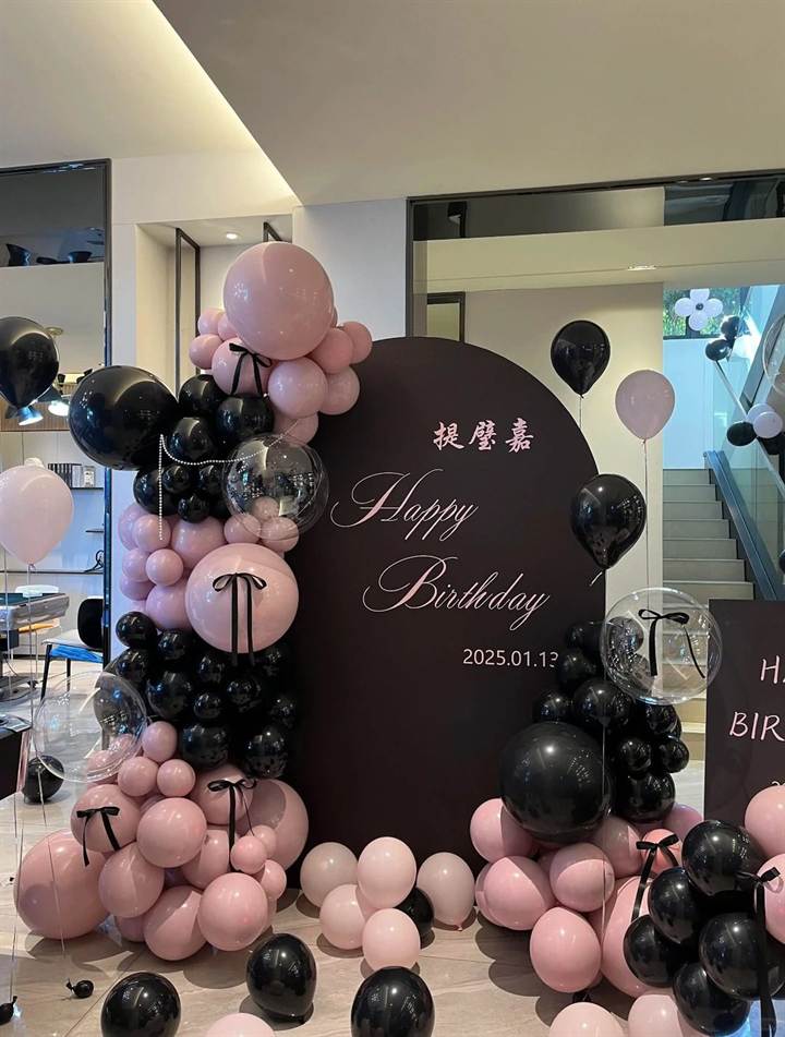 黑粉色生日布置｜圆形背景板气球场景场景参考图片