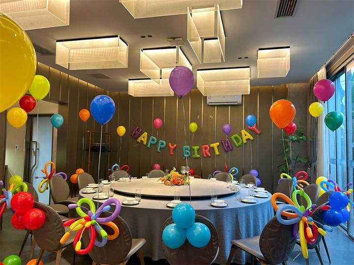 儿童生日餐桌布置｜彩色气球包间派对场景参考图片