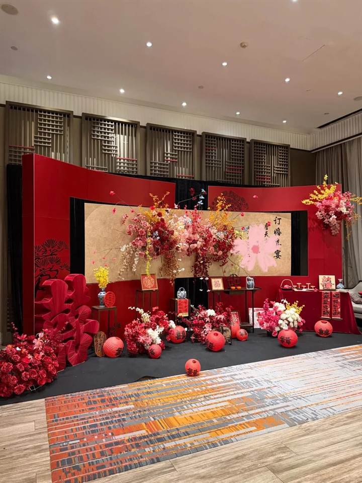 新中式订婚宴布置｜红色宴会厅仪式背景场景参考图片