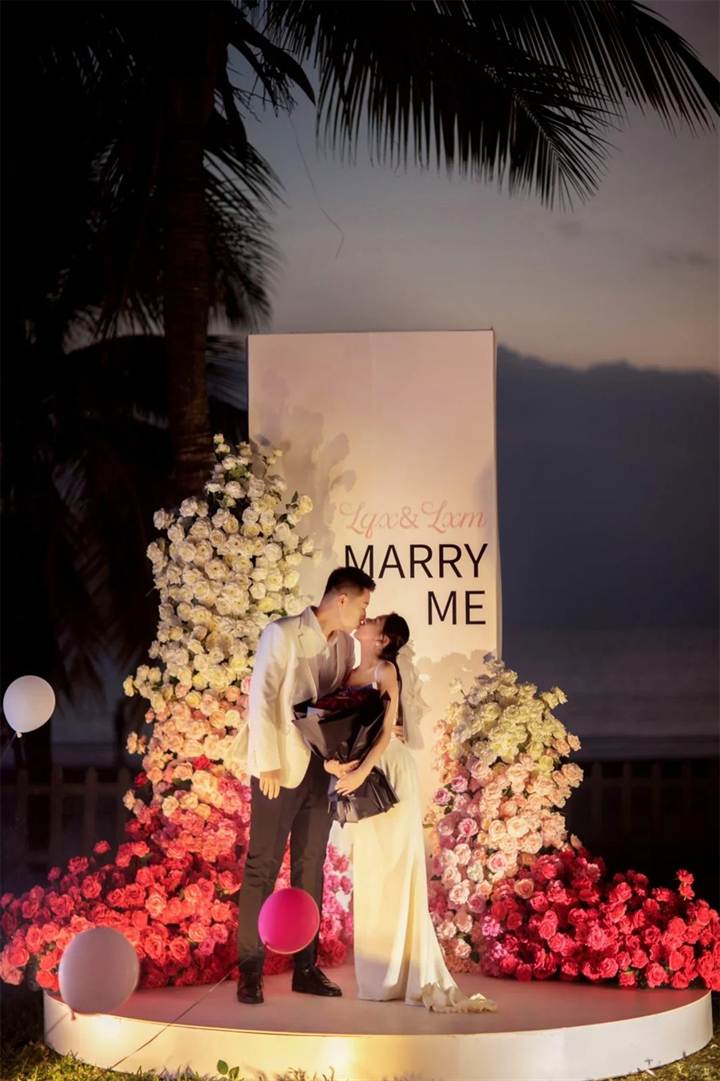 户外海边求婚布置｜花艺背景与Marry Me仪式区场景参考图片