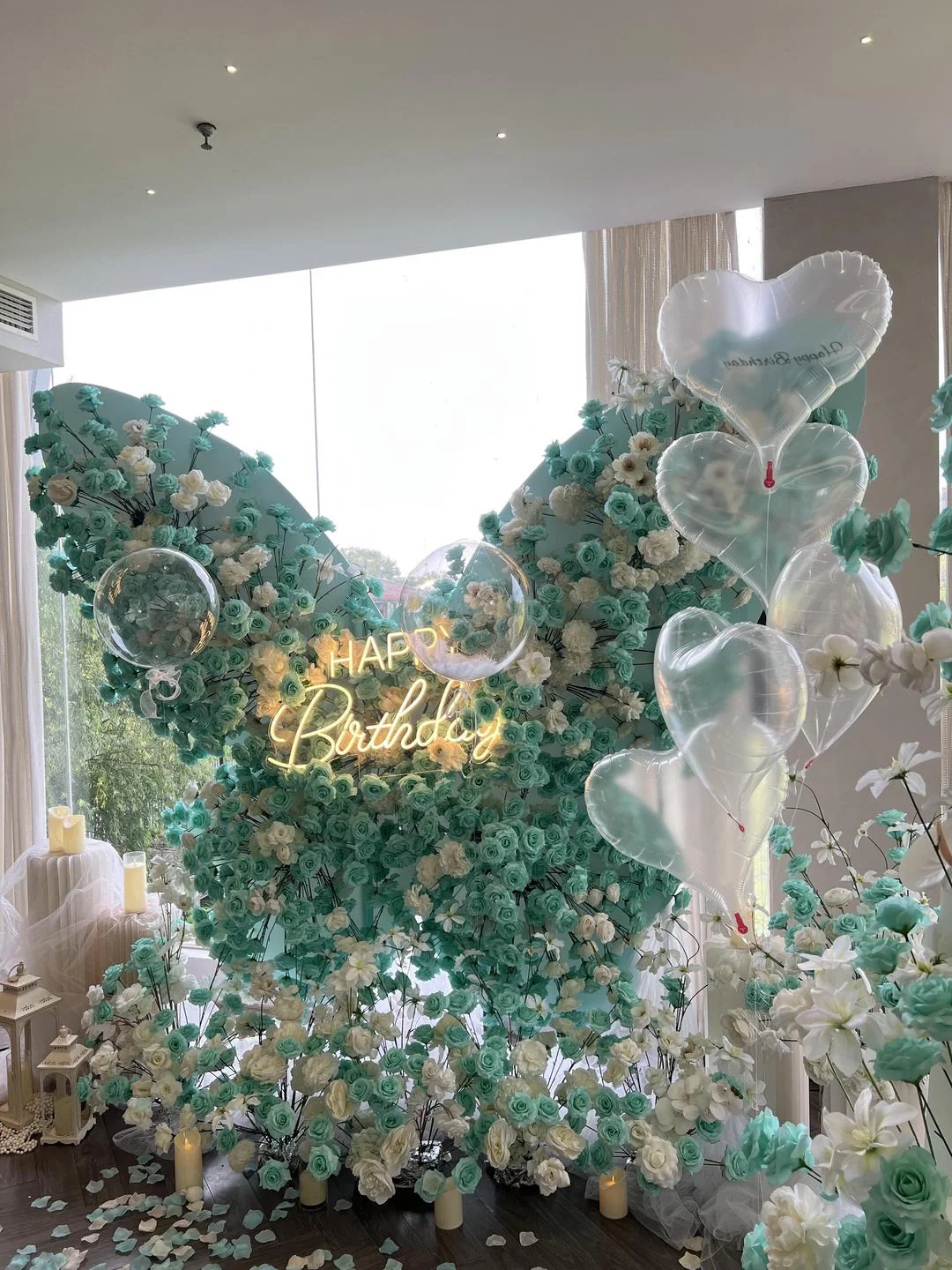 奶油绿森林主题宝宝宴合影区